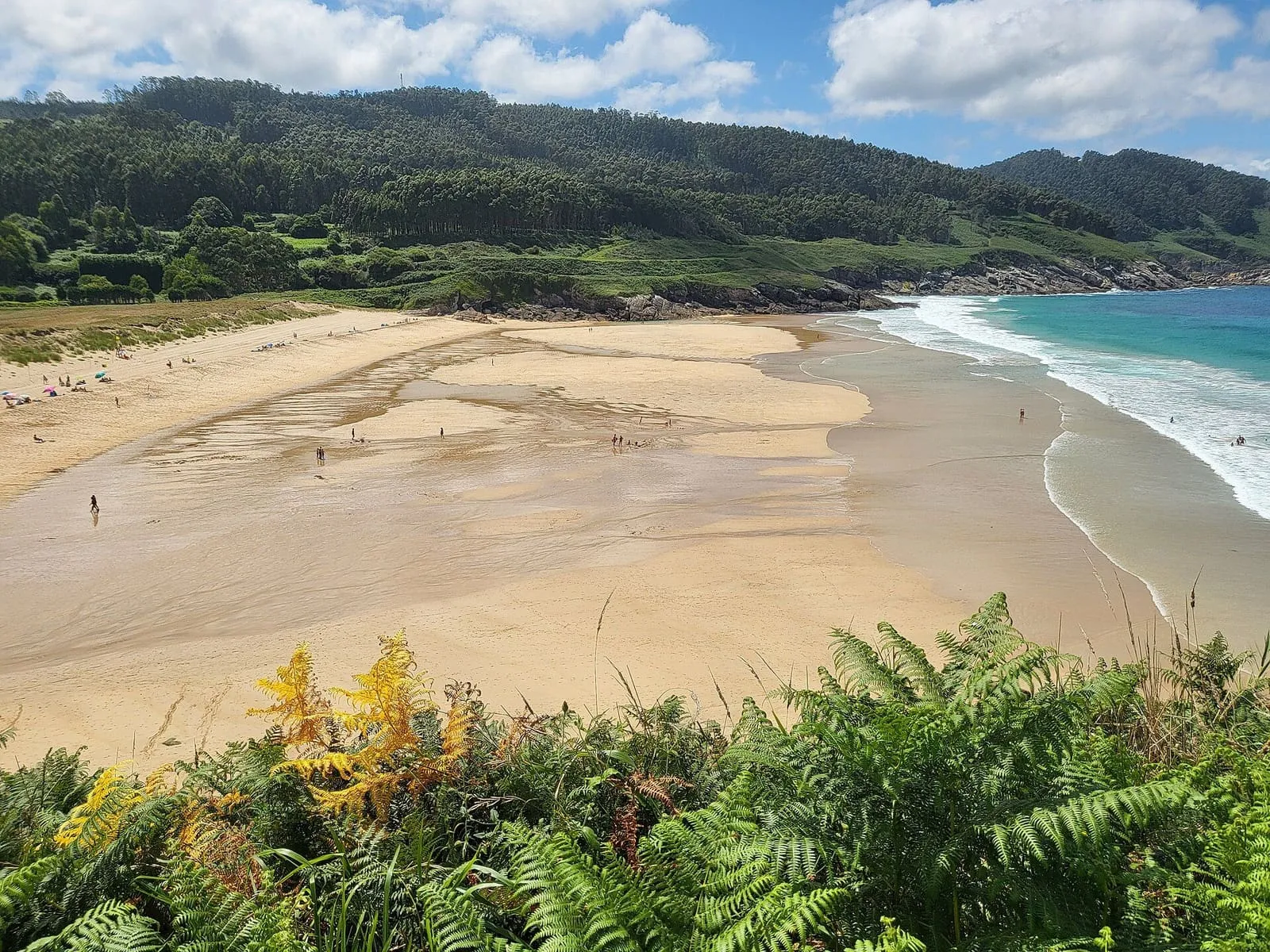 La playa de Esteiro entre acantilados, en Xove